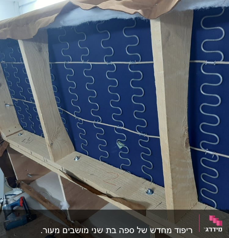 מסגרת עץ עם קפיצים לריפוד רהיט